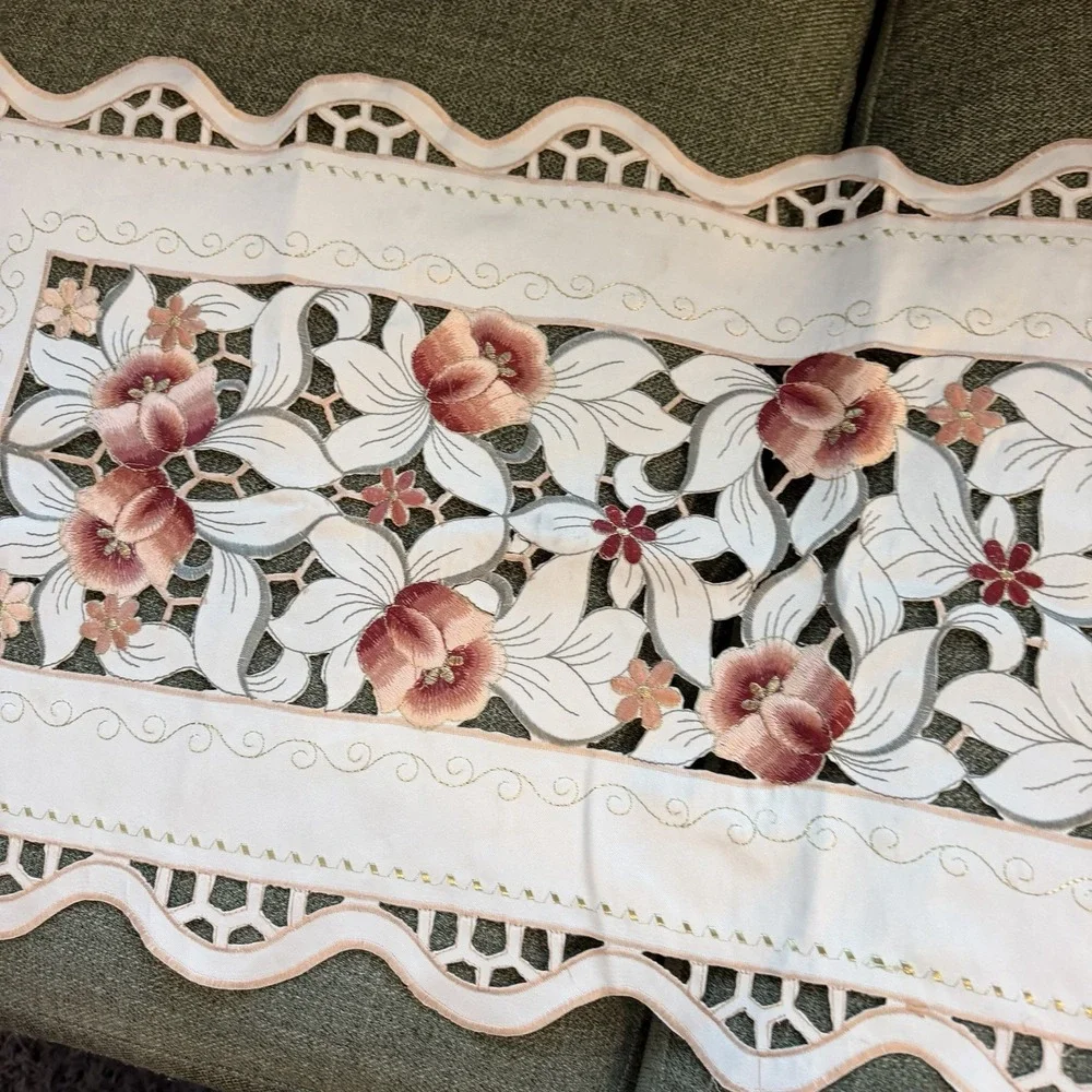 Vintage Floral Cutwork Table Runner 15x35 Embroidered Scalloped Edge Cottage